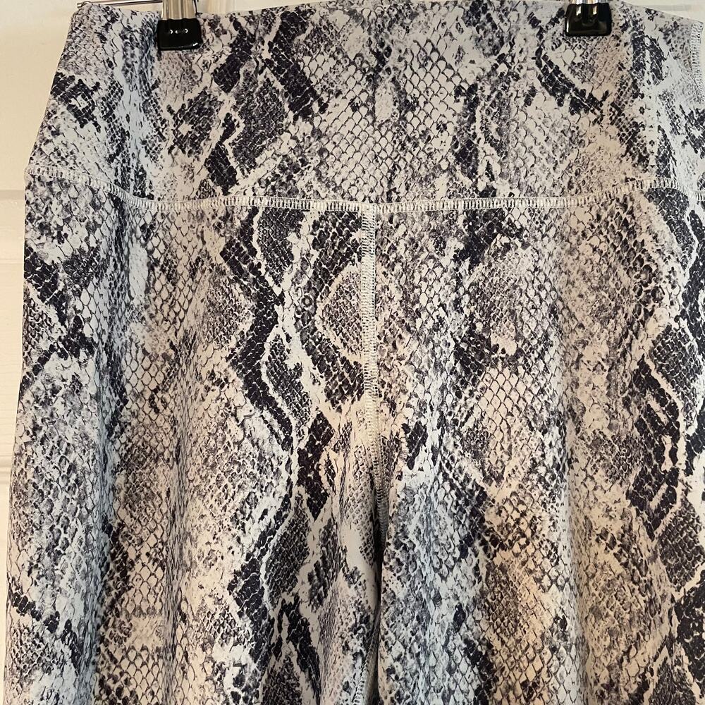 Alo yoga snakeskin legging size large - Picture 8 of 13
